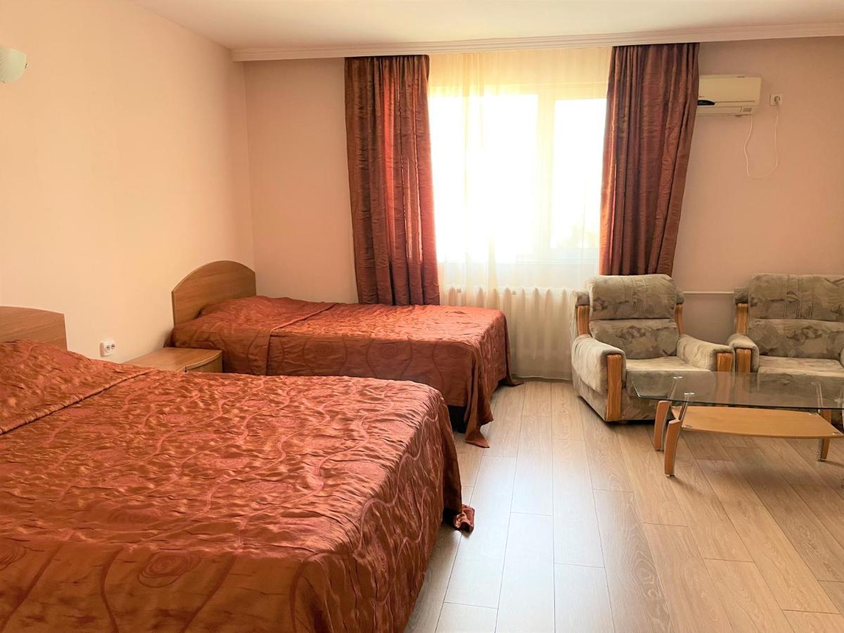 Family Hotel Central Burgas Bagian luar foto