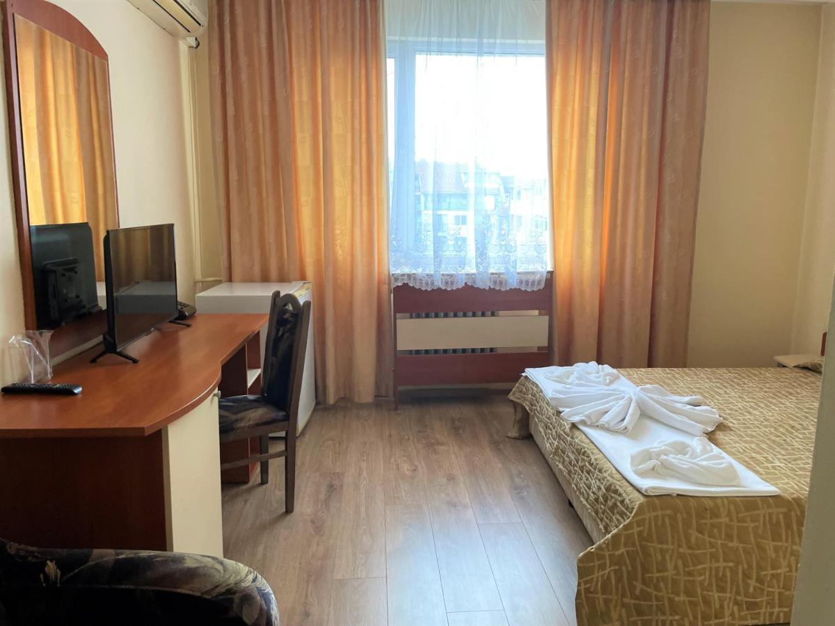 Family Hotel Central Burgas Bagian luar foto