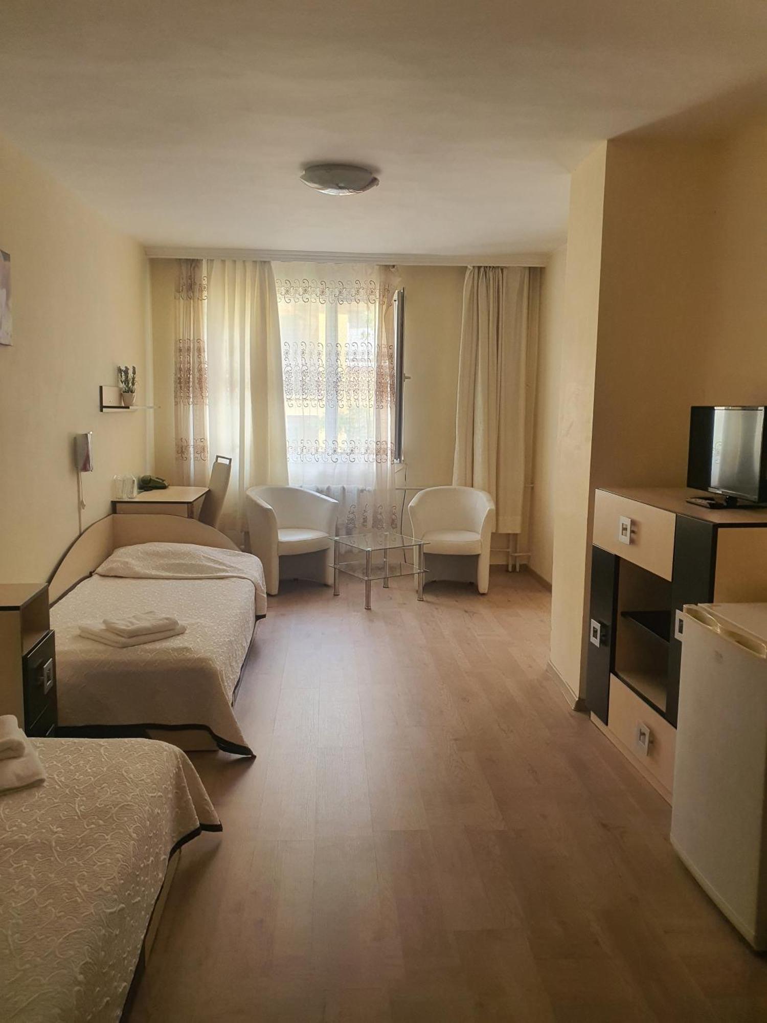 Family Hotel Central Burgas Bagian luar foto
